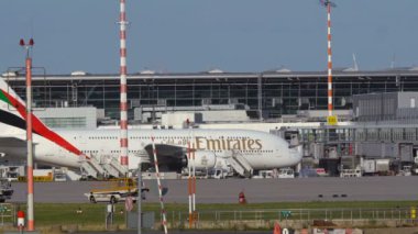Airbus A380 Emirates Havayolları havaalanı terminal yakınındaki