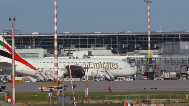 Airbus A380 das companhias aéreas Emirates perto do terminal do aeroporto — Vídeo de Stock