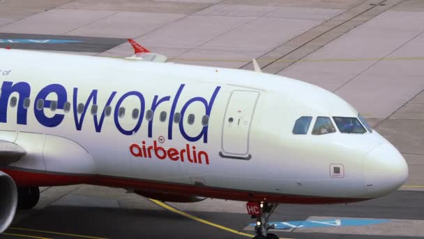 Airbus A320 z Air Berlin kołowania na lotnisku — Wideo stockowe