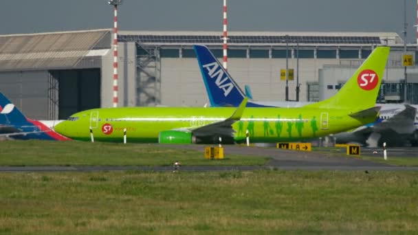 Boeing 737 VC-BRR de S7 Airlines taxiing — Vídeo de Stock