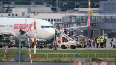 Corendon Havayolları uçağa binmeden yolcu