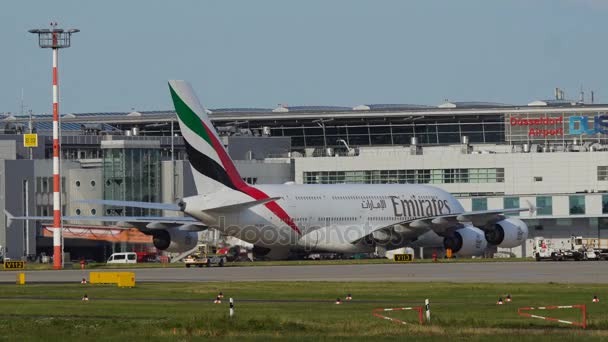 Airbus A380 de Emirates líneas aéreas que circulan cerca de la terminal del aeropuerto — Vídeo de stock