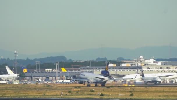 Lufthansa Carga McDonnell Douglas MD-11 acelerar e decolar — Vídeo de Stock