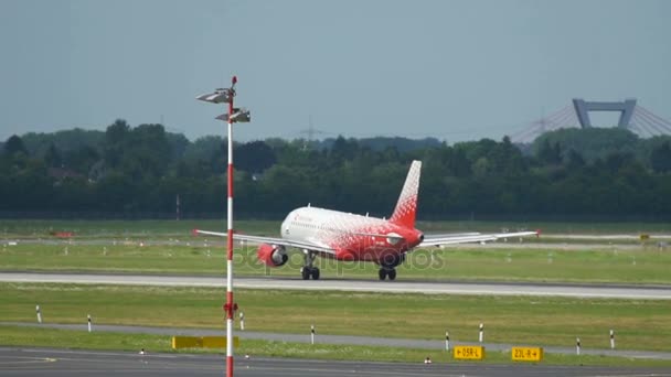 Vista posteriore di Airbus A320 delle compagnie aeree Rossiya decollare — Video Stock