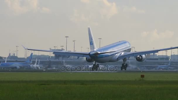 Airbus A330 van Klm Airlines landt op Schiphol — Stockvideo