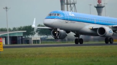 Embraer Erj-190 Schiphol Havaalanı'nda kapalı alarak yakın çekim
