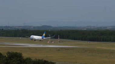 Condor Airlines Boeing 767 havaalanında geldi