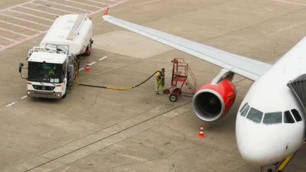 Repülőtér alkalmazottja előkészítése repülőgépek, hogy tankol — Stock videók
