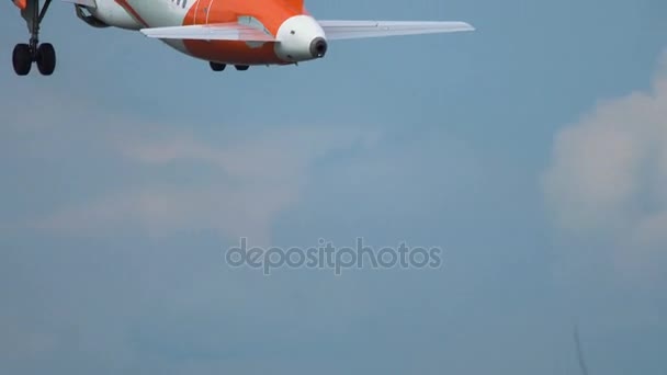 Nahaufnahme eines wegfliegenden Airbus A320 von easyjet — Stockvideo