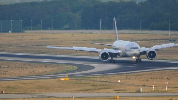 O Boeing 777 das companhias aéreas do Qatar acabou de aterrar — Vídeo de Stock