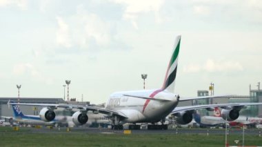 Airbus A380 A6-Eoo sadece geldikten sonra Taksilemek