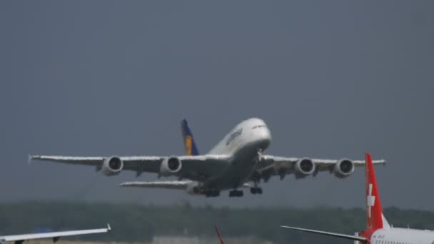Airbus A380 despega — Vídeo de stock