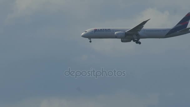 Boeing 787 Dreamliner der latam Airlines im Anflug — Stockvideo