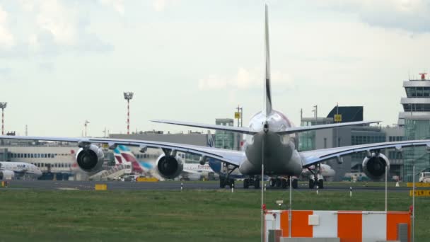 空中客车 A380 A6-Eoo 滑行后刚刚抵达 — 图库视频影像