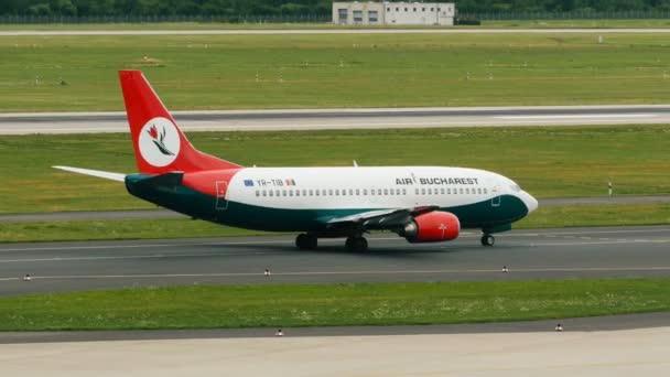 Boeing 737 dari Air Bucharest taxiing — Stok Video