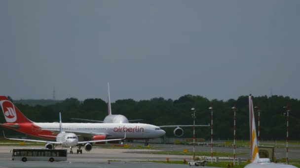 Airbus A330 e Superjumbo A380 rullaggio — Video Stock