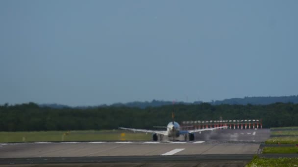 Verkehrsflugzeug hebt ab — Stockvideo