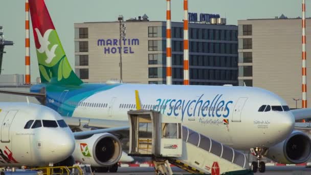 Airbus A330 Airseychelles Airlines выходит на взлетно-посадочную полосу — стоковое видео