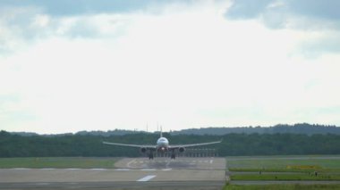 Uçak havaalanına yaklaşırken