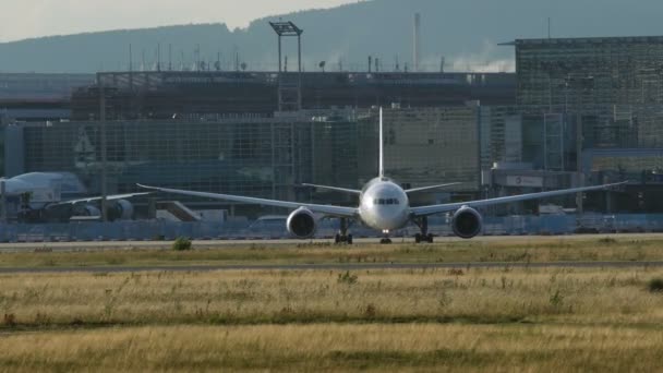 Boeing 787 Dreamliner da Japan Airlines taxiing — Vídeo de Stock