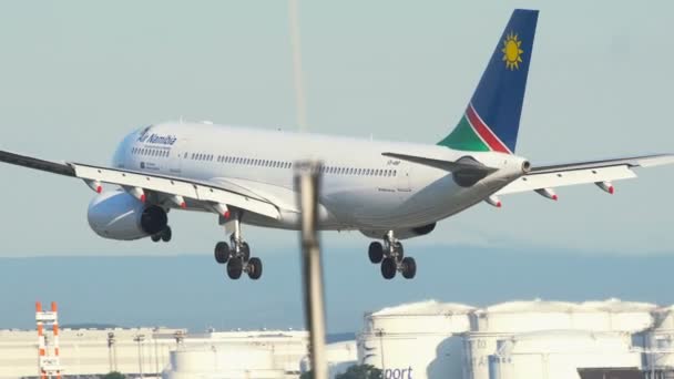 フランクフルト空港に着陸ナミビア航空のエアバス A330 — ストック動画