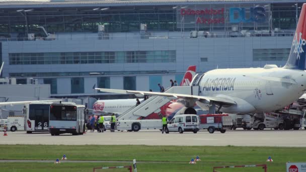 I passeggeri sbarcano dall'aereo di Air Serbia Airlines — Video Stock