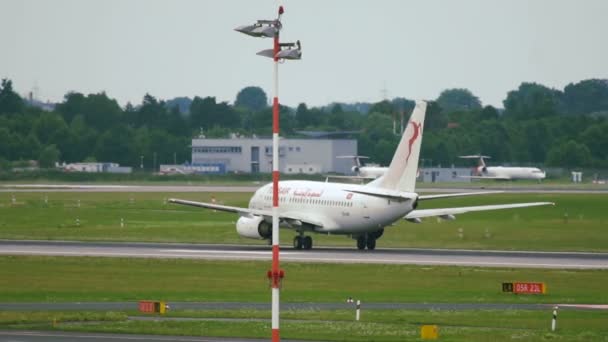 Boeing 737 TS-IOP de Tunis Air decolagem — Vídeo de Stock