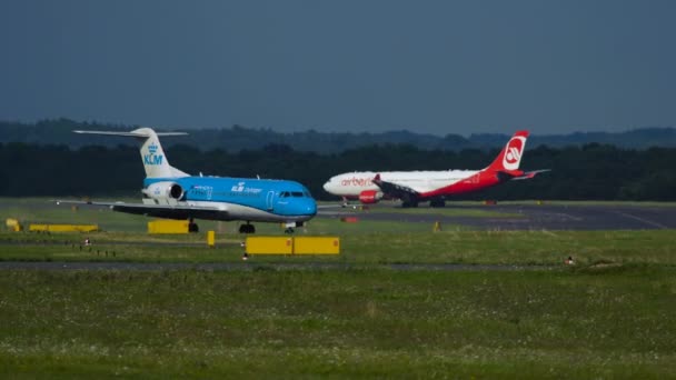 KLM Fokker 70 taxiing después de llegar — Vídeo de stock