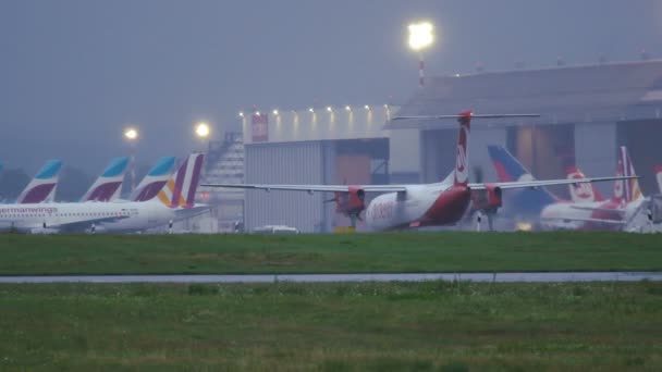 Bombardier Dash 8 der Air Berlin Airlines am Morgen — Stockvideo