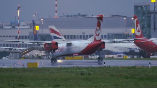 Bombardier Dash 8 das companhias aéreas Air Berlin taxiing na parte da manhã — Vídeo de Stock