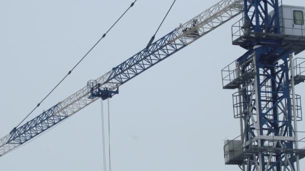 Torre grúa en el trabajo — Vídeos de Stock