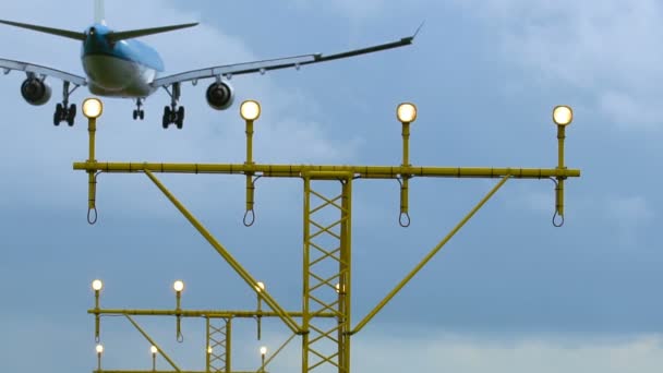 Iluminación del aeródromo y un avión — Vídeo de stock