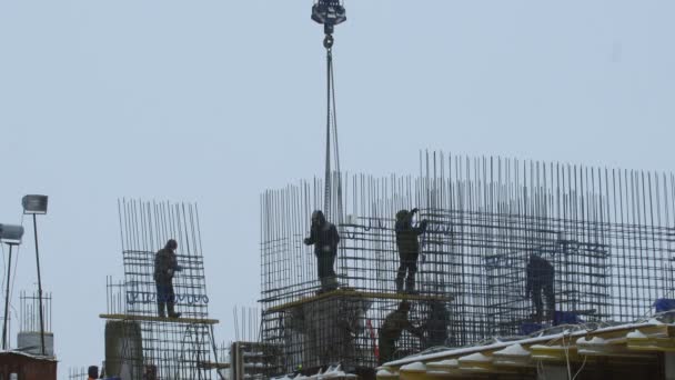 Рабочие строящегося здания — стоковое видео
