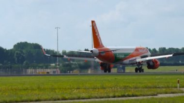Kolay Jet Hava Yolları'nın Airbus A320 Taksilemek Europcar üniforma ile