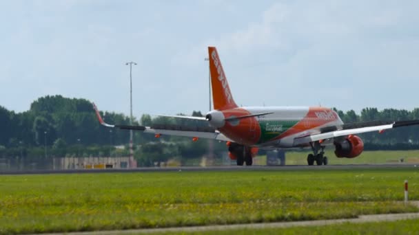 Airbus A320 van Easy Jet Airlines met Europcar kleurstelling taxiën — Stockvideo