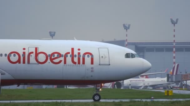 Airbus A330 de Air Berlin taxiing — Vídeo de stock