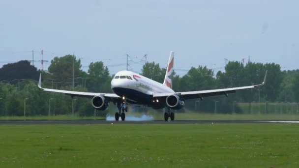 Airbus A320 van British Airways landing op Schiphol — Stockvideo