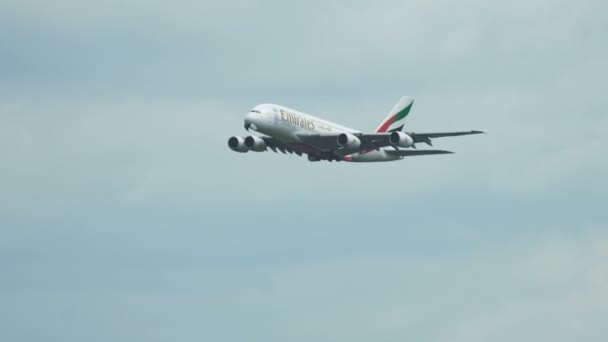 エミレーツ航空のエアバス A380 を離陸します。 — ストック動画
