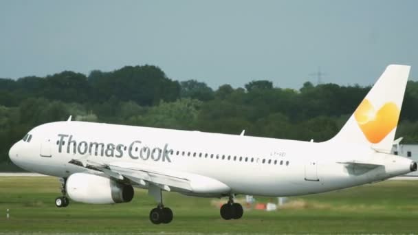 Thomas Cook a düsseldorfi repülőtéren leszálló Airbus A320 típusú repülőgéppel — Stock videók