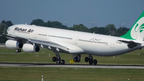 Airbus A340 de Mahan Air aterrissagem no aeroporto de Dusseldorf — Vídeo de Stock