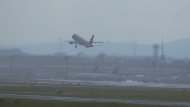 Airbus A320 hebt bei starkem Regen ab — Stockvideo