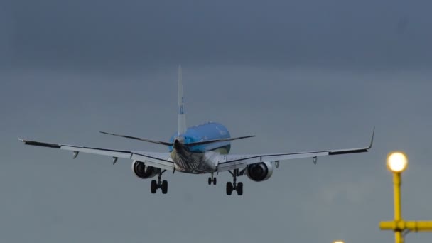 Boeing 777 van land van de luchtvaartmaatschappijen Klm op met kant wind — Stockvideo