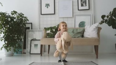 Küçük kız ile peluş tavşan atlama