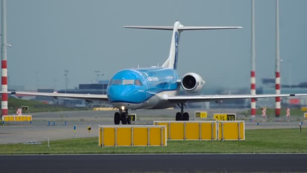Fokker F70 a Klm légitársaság portré a farok — Stock videók