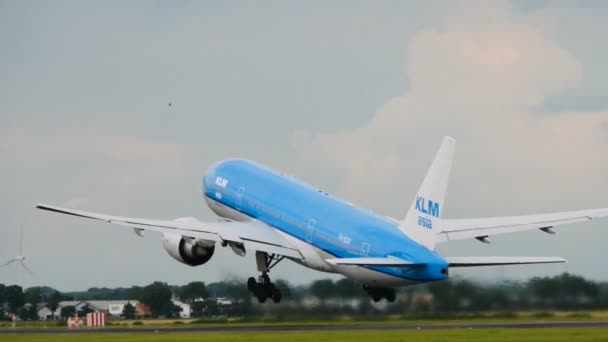 Boeing 777 de KLM Airlines despega — Vídeo de stock