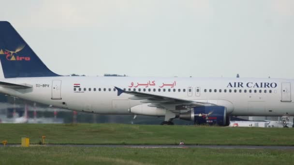 Airbus A320 z Air Cairo kołowania po przybył — Wideo stockowe