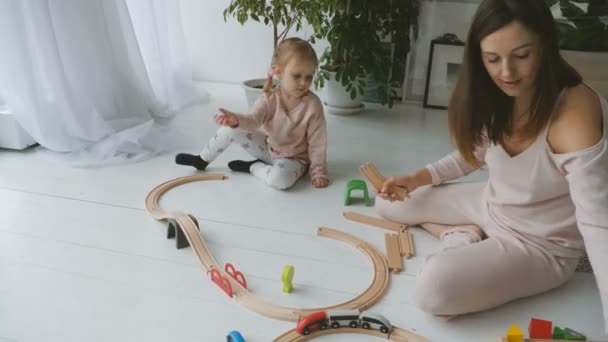 Anne ve kızı demiryolu ile oynamak — Stok video