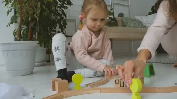Matka a dcera hraje s dřevěnými hračkami — Stock video