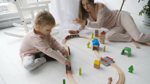 Jonge vrouw met haar dochtertje spelen — Stockvideo