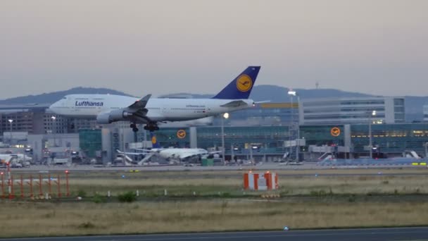 Boeing 747 linii lotniczych Lufthansa wyładunku — Wideo stockowe